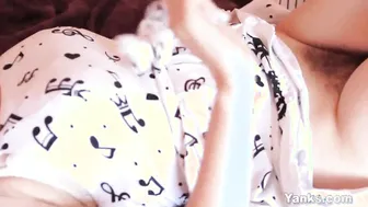 Yanks Hot Aeryn Vibrating Her Bushy Pussy
