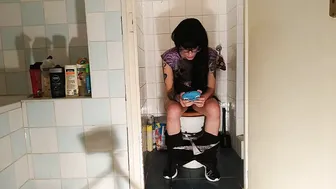 Goddess gothic 19 year old peeing  crap while play with her