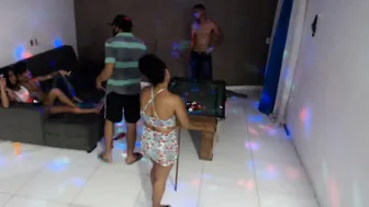 Festa na Cobertura do Flakael suruba ?