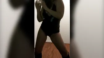 BAILE EROTICO EN TRAJE DE RUBBER NEGRO
