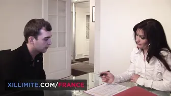 Beauty boss seduces her employee