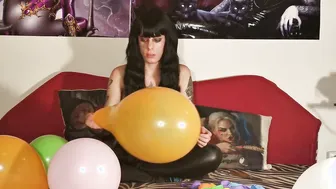 Extra Small porn video – Baloon sucking off  popping by 18 year old chick pt2