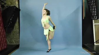 Mila Gimnasterka spreading her Bae legs on the floor