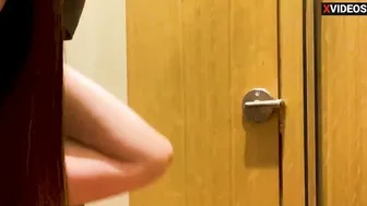 Самый спонтанный минет в примерочной