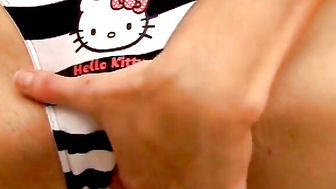 "Masturbating Queen - Gym-Goer Girl Fingers Herself To Orgasm"