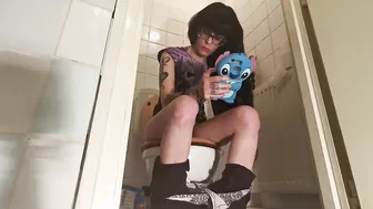 Piss  gigantic thing while having fun on my telephone pt1