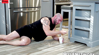 AbbeySomers - Hot MILF Gives Up Her Ass For A Good Deal