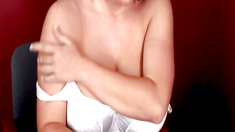 Big Boob Babe Mia Maxxx Shows Off Her Massive Natural Breasts