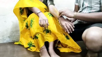 देसी लड़कि को शादी के एक दिन पहले हलदी लगाने के बहाने