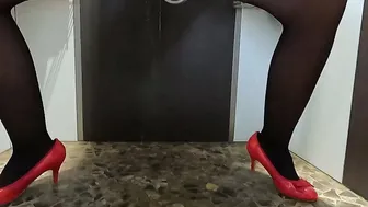 MILFsquatting pee into her shower