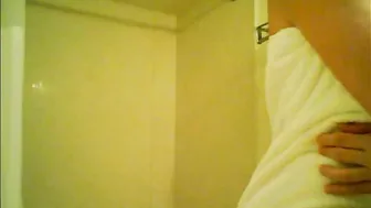 Babe Paola doing Squats nude into the toilet