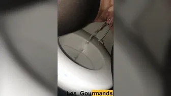 mom with very gigantic lips. Piss inside very close up