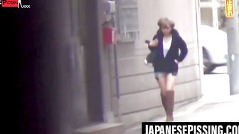 Rush Hour To The Loo! - Hot Blonde Babe Faces A Big Surprise In Her Bathroom