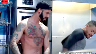 Inked Romeo Davis fills his raw cock into Beaux Banks in kitchen fuck