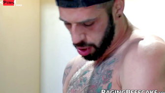 Inked Romeo Davis fills his raw cock into Beaux Banks in kitchen fuck