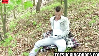 Foot slut Tom licks toes while jerking under sunlight