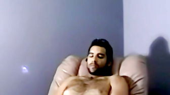 JoeSchmoeXXX.com - Bearded dude with hairy chest jerks off in amateur video with inte