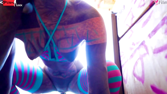 Tattooed hottie Anuskatzz has fun in the RV
