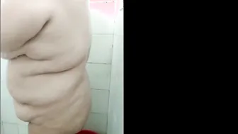 Sola en casa me baño y despues me pongo a jugar con