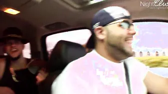 Sie blaest im Auto an bevor es im Haus ernst