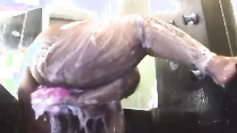 Huge booty BBW spreading her twat for wash day