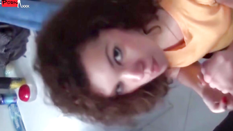 une beurette ado me suce dans sa salle de bain pendant que son mec dort blowjob