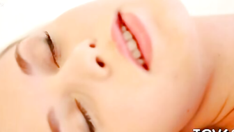 Teen toys twat to geet orgasm