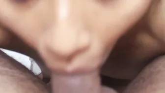 Le mamo la verga y se corre en mis tetitas