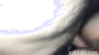 karisini siken erkege yardim