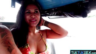 Huge boobs Thai amateur picked up in a Tuk Tuk for dirty sex