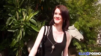 Carla teens ans et en manque se fait prendre au travail 
