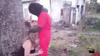 Macaco ventura no Rio de Janeiro goza em casa abandonada