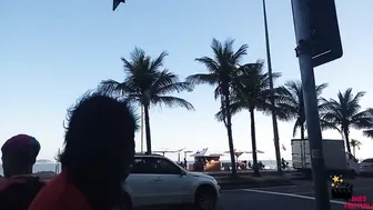 Macaco ventura no Rio de Janeiro goza em casa abandonada