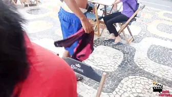 Macaco ventura no Rio de Janeiro goza em casa abandonada