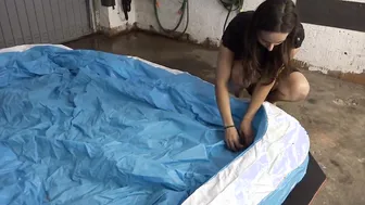 2 Girl into the mud