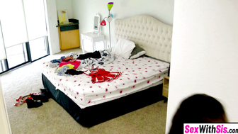Petite Teen Stepsister Seduces Stepbro During Shower