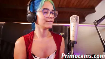 Young man seduces foreigners to share a masturbation with her