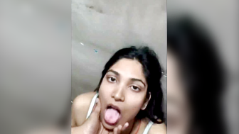 Desi Girl in White Bra Gets Head Massage and Sucked by Boyfriend