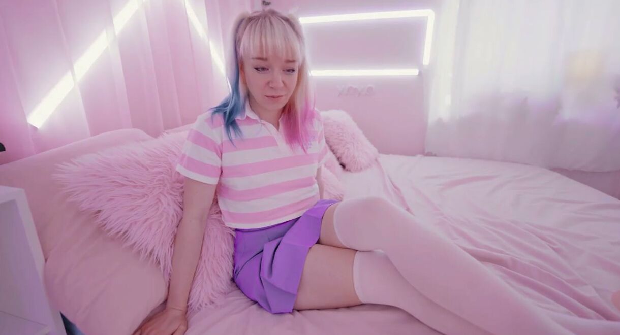 Jolie Lyon Sucks Cock in Pink Bedroom Taboo RP
