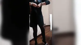 Sara si veste per il ristorante