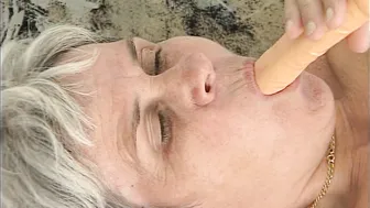 Seit Oma den Sex Toy hat moechte sie jeden Tag ficken