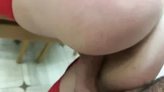 Mentre il cornuto lavora la calda mom scopa con un
