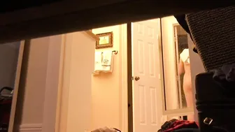 Hottie 18 year old with super sexy booty gets nude into WC