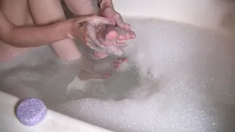 Washing my Foot inside the Tub