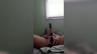 Vulgar cougar Plays with Cunt until she Squirts