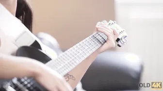 OLD4K. Older musician invites fragile fan at his place for a quickie