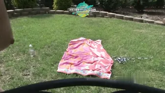Fettiges Madchen mit dicken Titten im Freien spritzen