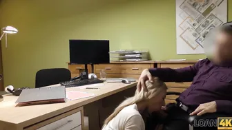 LOAN4K. Une mignonne séduisante a cassé la voiture de sa mère et