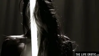 See this sexsual hot with a amazingly hot body masturbating avidly