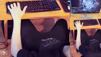 Suck my boyfriends huge penis while he having fun Dota2 cummed